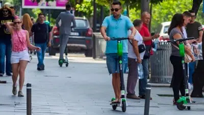 Nueva campana DGT para evitar patinetes en las aceras